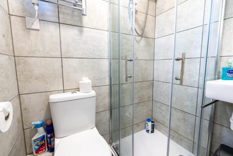 Flat 04 Studio flat close to Aylesbury town and Station Free Parking Apartment in Aylesbury