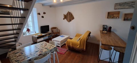 TV and multimedia, Seating area, Dining area