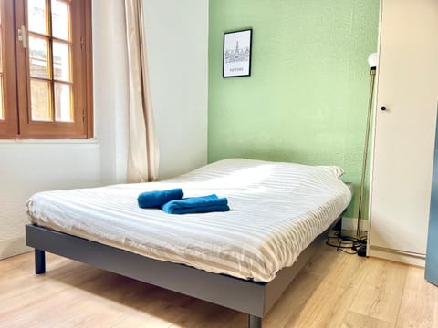 Bed, Photo of the whole room, towels