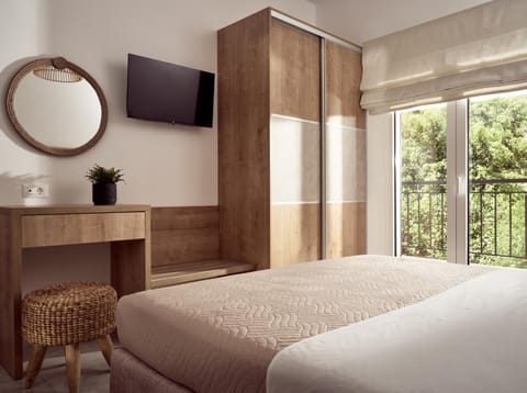 Bed, TV and multimedia, Photo of the whole room, Bedroom