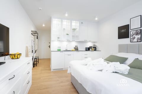 Bed, Kitchen or kitchenette, Photo of the whole room, Decorative detail, On site