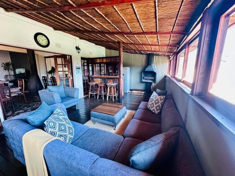 BBQ facilities, Living room, Lounge or bar, Seating area, Mountain view, Entertainment