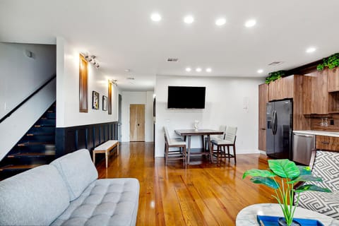 Luxury 5 bedroom Villa with Rooftop Villa in Warehouse District