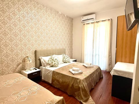 Communal lounge/ TV room, Bed, TV and multimedia, Photo of the whole room, Bedroom, towels