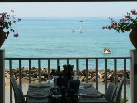 Restaurant/places to eat, Day, Sea view
