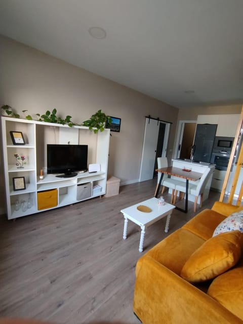 Kitchen or kitchenette, Seating area, Dining area