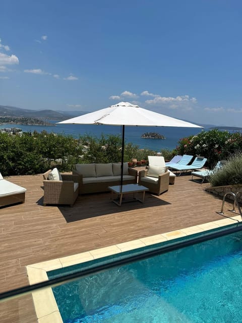 View (from property/room), Pool view, Swimming pool, sunbed