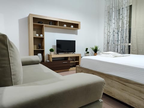 Bed, TV and multimedia, Bedroom