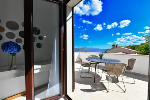 Day, Natural landscape, View (from property/room), Balcony/Terrace, Seating area, Sea view