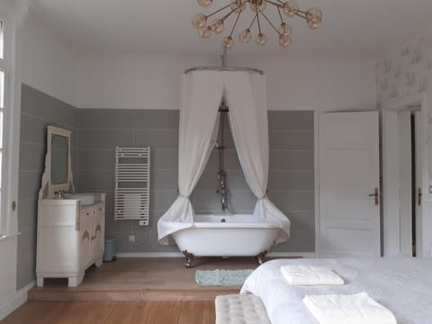 Bed, Bathroom, Photo of the whole room, Bedroom, towels