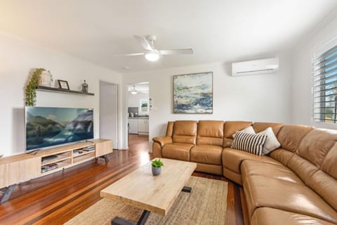 Communal lounge/ TV room, TV and multimedia, Living room, air conditioner