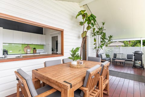 Patio, BBQ facilities, Kitchen or kitchenette, Seating area, Dining area, dishwasher, stove