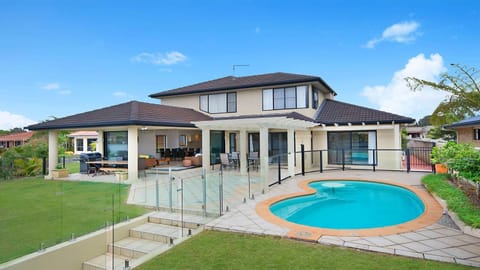 Property building, Day, Pool view, Swimming pool