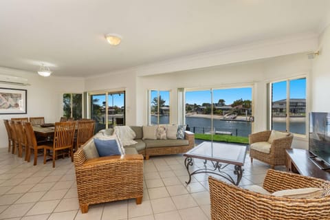 Patio, View (from property/room), Living room, Dining area, River view, air conditioner