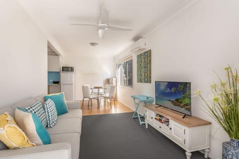 TV and multimedia, Living room, Seating area, air conditioner