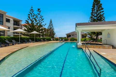 Property building, Day, Pool view, Swimming pool, sunbed