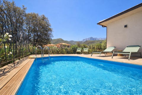 Natural landscape, Pool view, Swimming pool, Quiet street view, sunbed