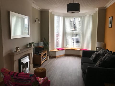 Property building, TV and multimedia, Living room, Seating area, Evening entertainment