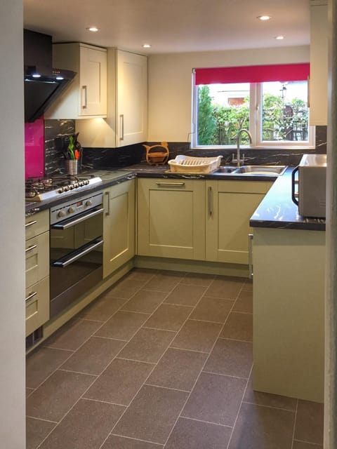 Property building, Kitchen or kitchenette, dishwasher, oven, stove, stove, kitchen, kitchen