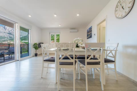 Seating area, Dining area
