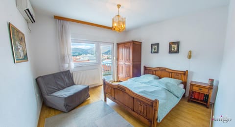 Bed, Photo of the whole room, Seating area, Bedroom, towels