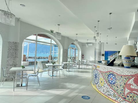 Lounge or bar, Lounge or bar