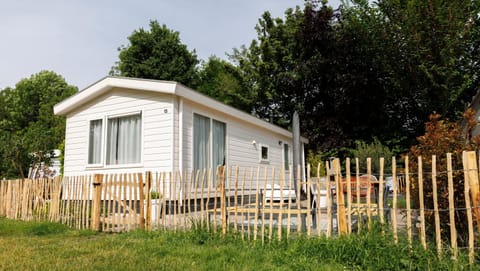 Kek huisje aan de Maas House in North Brabant (province)