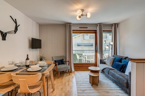 Communal lounge/ TV room, TV and multimedia, Living room, Seating area, Dining area, Evening entertainment