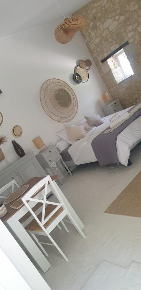 Photo of the whole room, Dining area, Bedroom