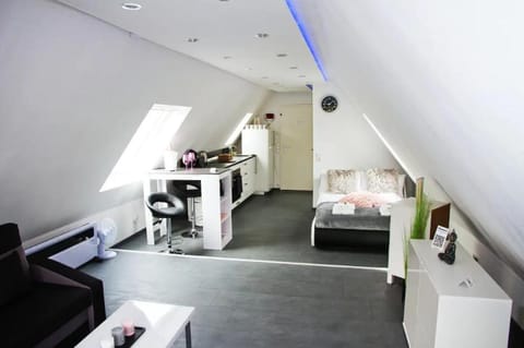 Staff, Bed, TV and multimedia, Kitchen or kitchenette, Living room, Bedroom