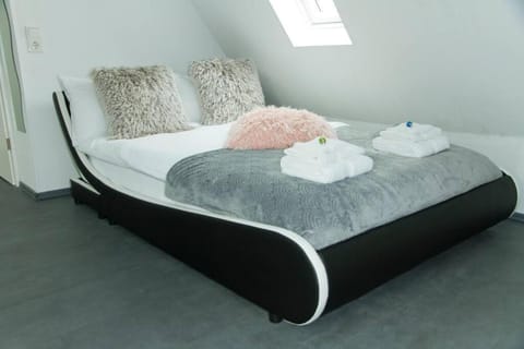 Bed, towels