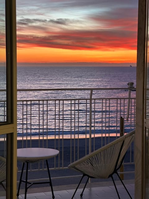 Natural landscape, View (from property/room), Balcony/Terrace, Beach, City view, Mountain view, Sea view, Sunset