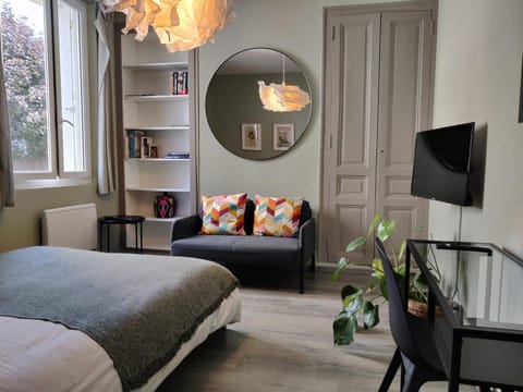 Bed, Library, TV and multimedia, Living room, Photo of the whole room, Seating area, Bedroom