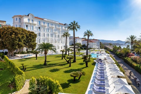 Property building, Facade/entrance, Garden, Garden view, Swimming pool