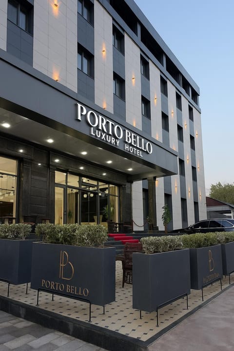 Property building, Facade/entrance, Balcony/Terrace