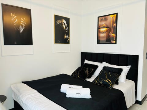 Bed, Bedroom, towels