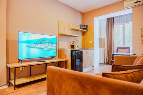 Communal lounge/ TV room, TV and multimedia, Kitchen or kitchenette, Living room, Seating area, Evening entertainment