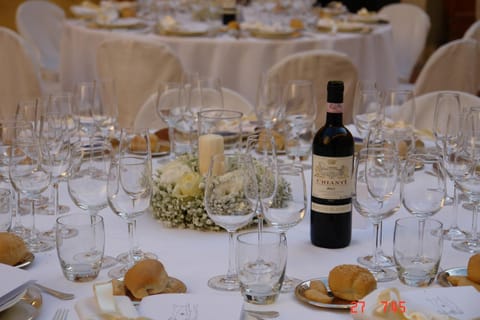 Spring, Day, Night, Winter, Summer, Food and drinks, Banquet/Function facilities, Decorative detail, Autumn, On site, Food, Lunch, Dinner, Drinks, Alcoholic drinks, Seasons, furniture, wedding