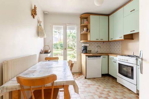 Kitchen or kitchenette, dishwasher, oven, stove, stove, kitchen, kitchen