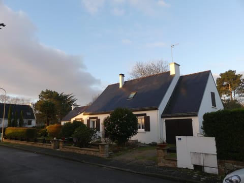 Property building, Day, Neighbourhood, Facility for disabled guests, Parking