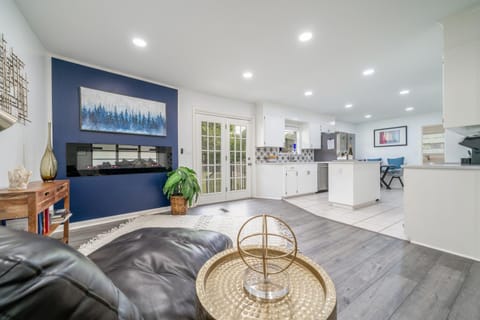 Kitchen or kitchenette, Living room, Seating area