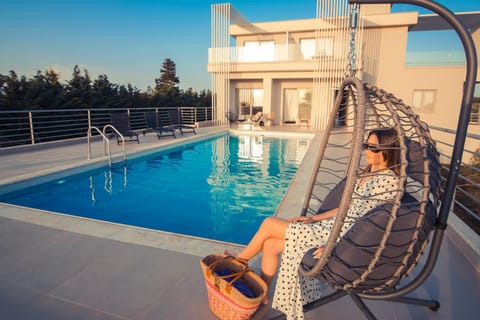 Property building, Day, People, Pool view, Swimming pool, sunbed