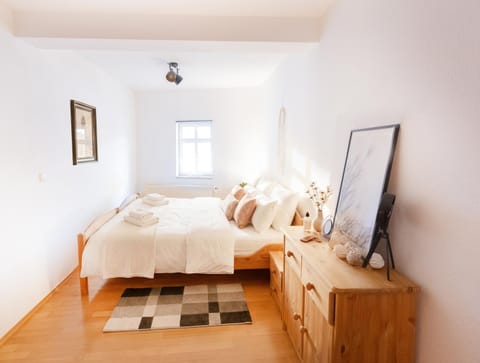 Bedroom, towels