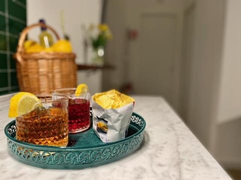 Coffee/tea facilities, Food and drinks, Alcoholic drinks