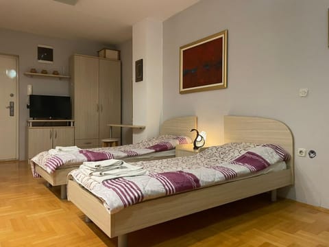 Bed, towels