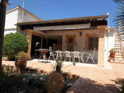 Property building, Restaurant/places to eat, Garden, TV and multimedia, Beach, locker