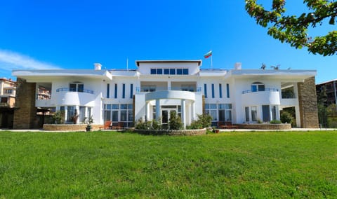 Property building, Facade/entrance, Day, Garden, On site