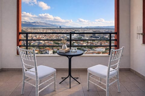 Natural landscape, View (from property/room), Balcony/Terrace, Seating area, Dining area, City view, Mountain view