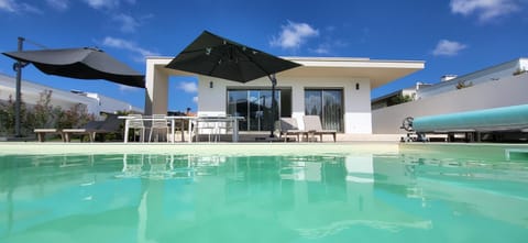Property building, Day, Balcony/Terrace, Pool view, Swimming pool, Swimming pool, sunbed