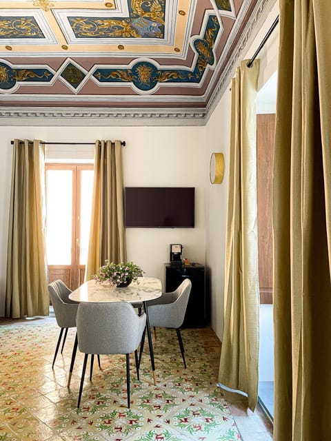 TV and multimedia, Living room, Seating area, Dining area